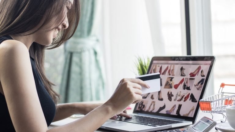 tutto sugli acquisti online diritti come tutelarsi e come riconoscere le truffe e le pubblicità ingannevoli