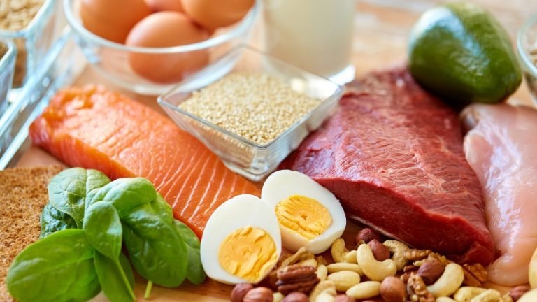 tutto sulle proteine cosa sono cosa servono benefici danni da eccesso dove si trovano