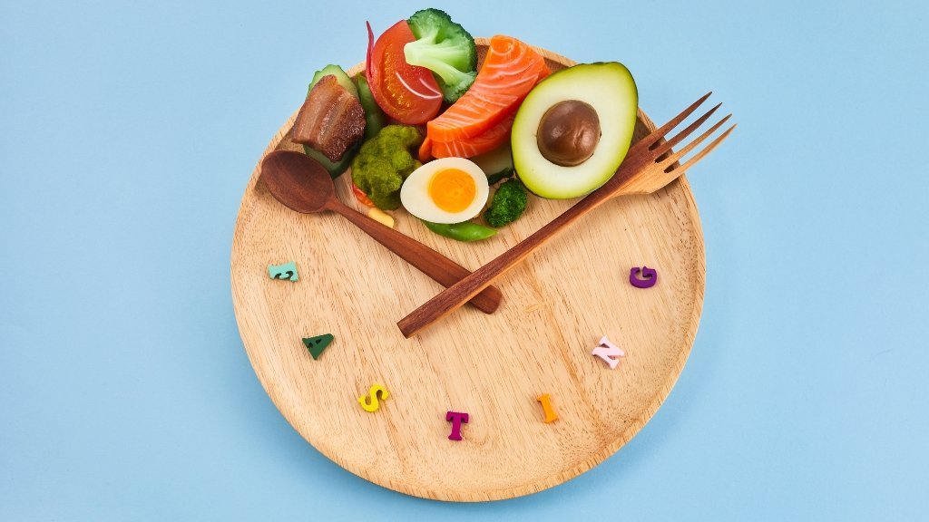 digiuno intermittente, come funziona cosa mangiare quando mangiare benefici rischi
